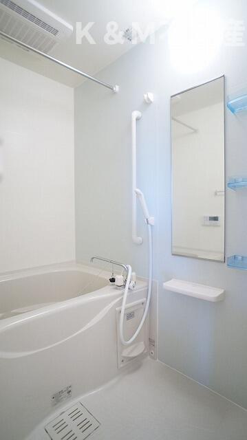 バス・シャワールーム　コンパクトで使いやすいお風呂です