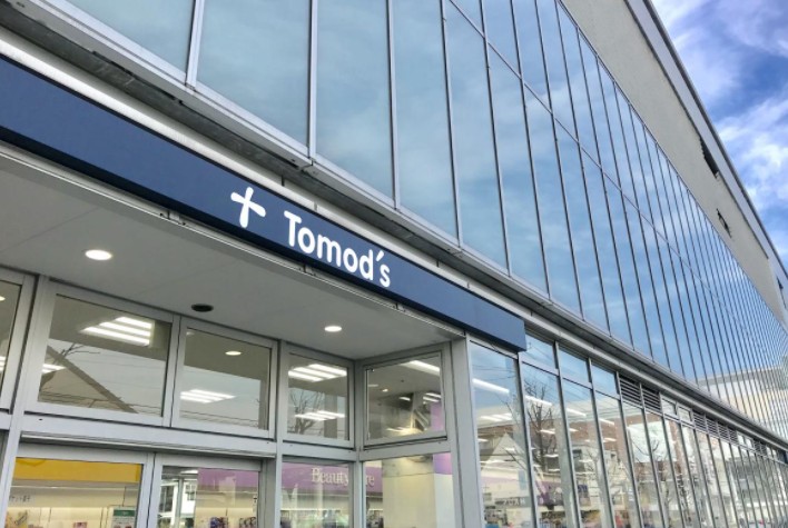 ドラックストア　トモズ たまプラーザテラス店（ドラッグストア）まで747m