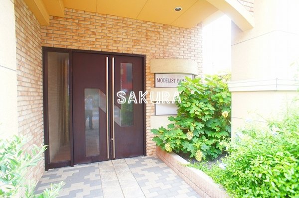 エントランス　重厚感のある建物デザイン♪