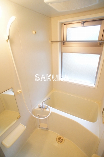 バス・シャワールーム　嬉しい追い焚き・浴室乾燥機付きです♪