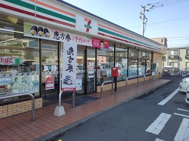 コンビニ　セブンイレブン久留米梅満町店（コンビニ）まで740m