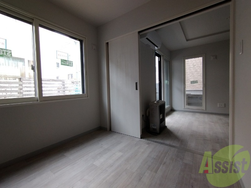 その他部屋・スペース　戸を閉めるとリビングと区切られた寝室にすることができますよ。