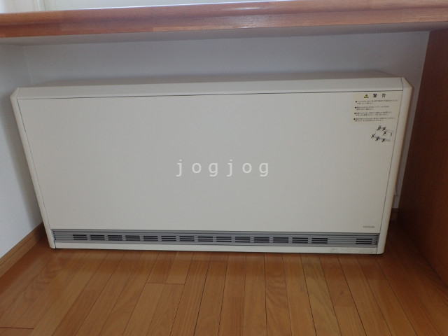 その他設備　居間電気蓄熱式府暖房機