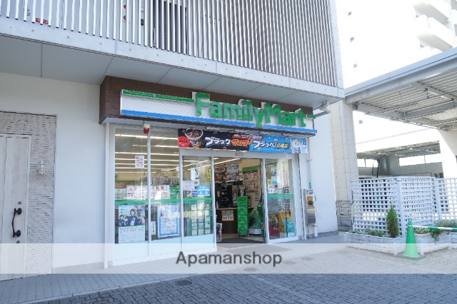 コンビニ　ファミリーマート（コンビニ）まで800m