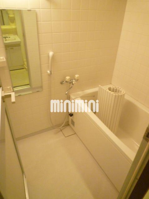 バス・シャワールーム　鏡付きのバスルーム