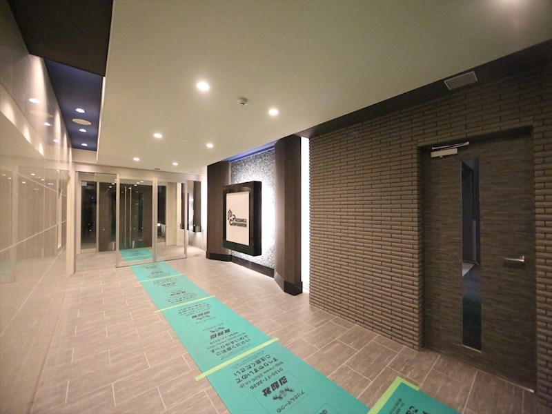 エントランス　エントランス　オートロック　宅配ＢＯＸ　防犯カメラ