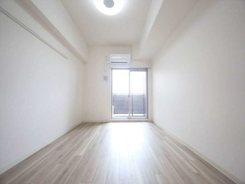 バルコニー　洋室8.6帖　エアコン完備　クローゼット付　バルコニー