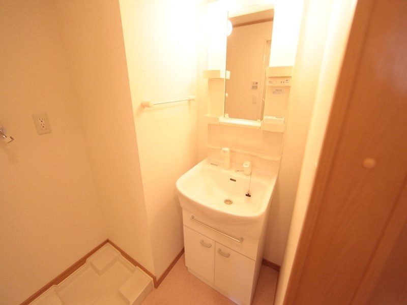 洗面設備　脱衣所　独立洗面台（シャンプードレッサー付）収納スペース有