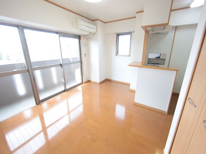 バルコニー　洋室10.2帖　カウンターキッチン　エアコン付　バルコニー