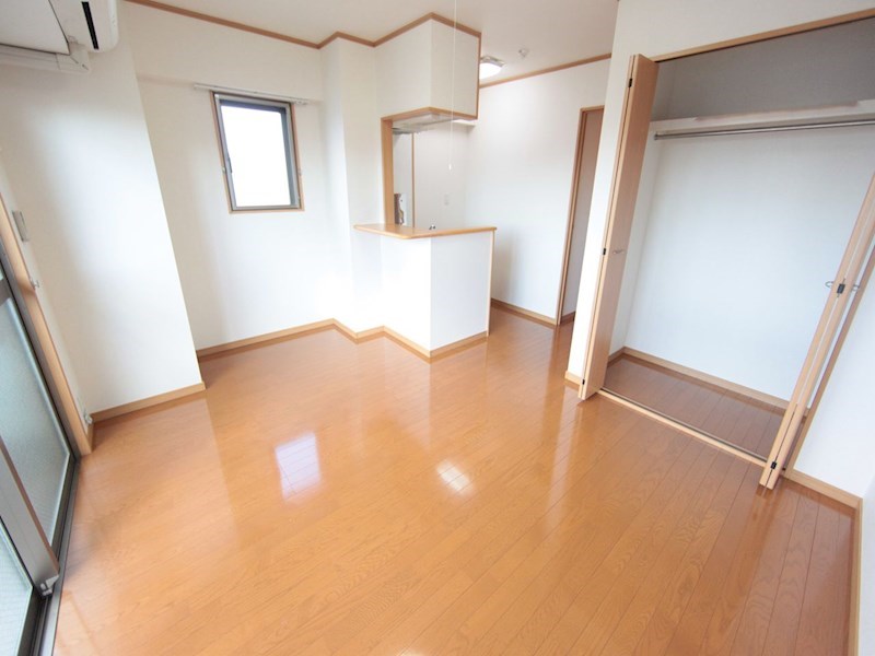 居室・リビング　洋室10.2帖　クローゼット付（収納充実してます）