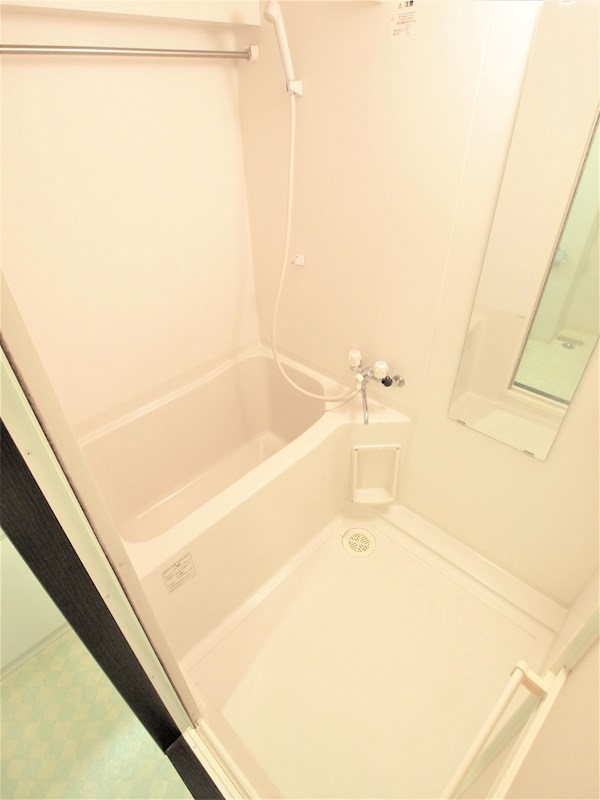 バス・シャワールーム　ゆったりバス。鏡もついています。