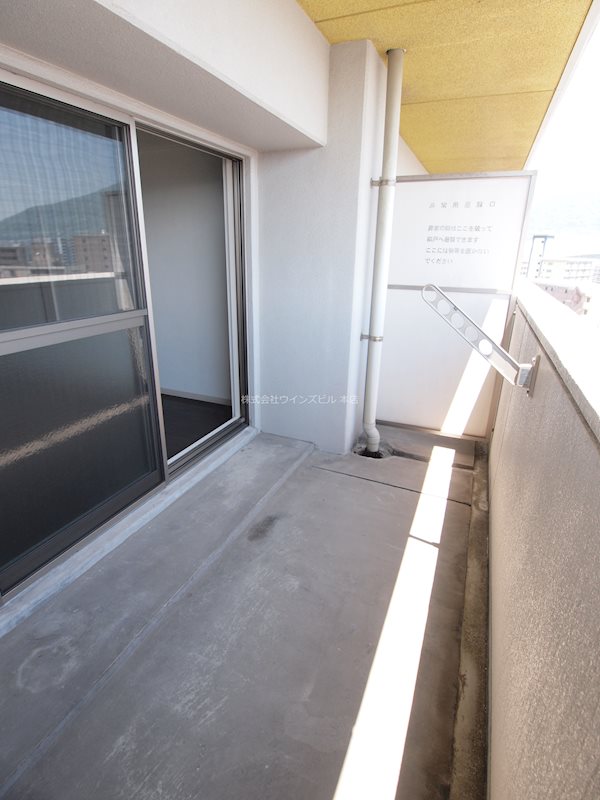 バルコニー　物干しスペースあります。広い南向きバルコニー。