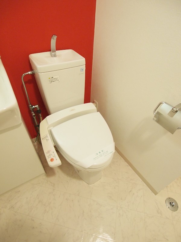 トイレ　温水洗浄便座。