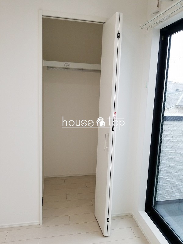 収納　クローゼットには衣類など収納出来ますよ♪