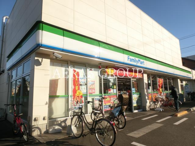 コンビニ　ファミリーマート西新井栄町一丁目店（コンビニ）まで81m