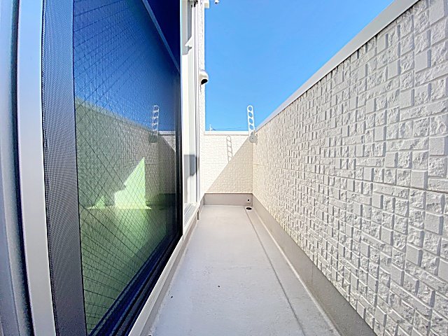 バルコニー　退去前の為、室内写真は202号室のものになります