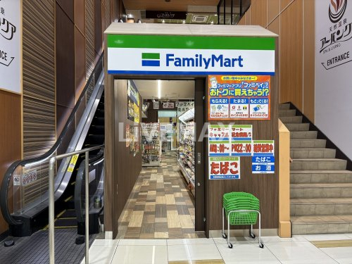 コンビニ　ファミリーマート キャッスル記念橋南（コンビニ）まで108m