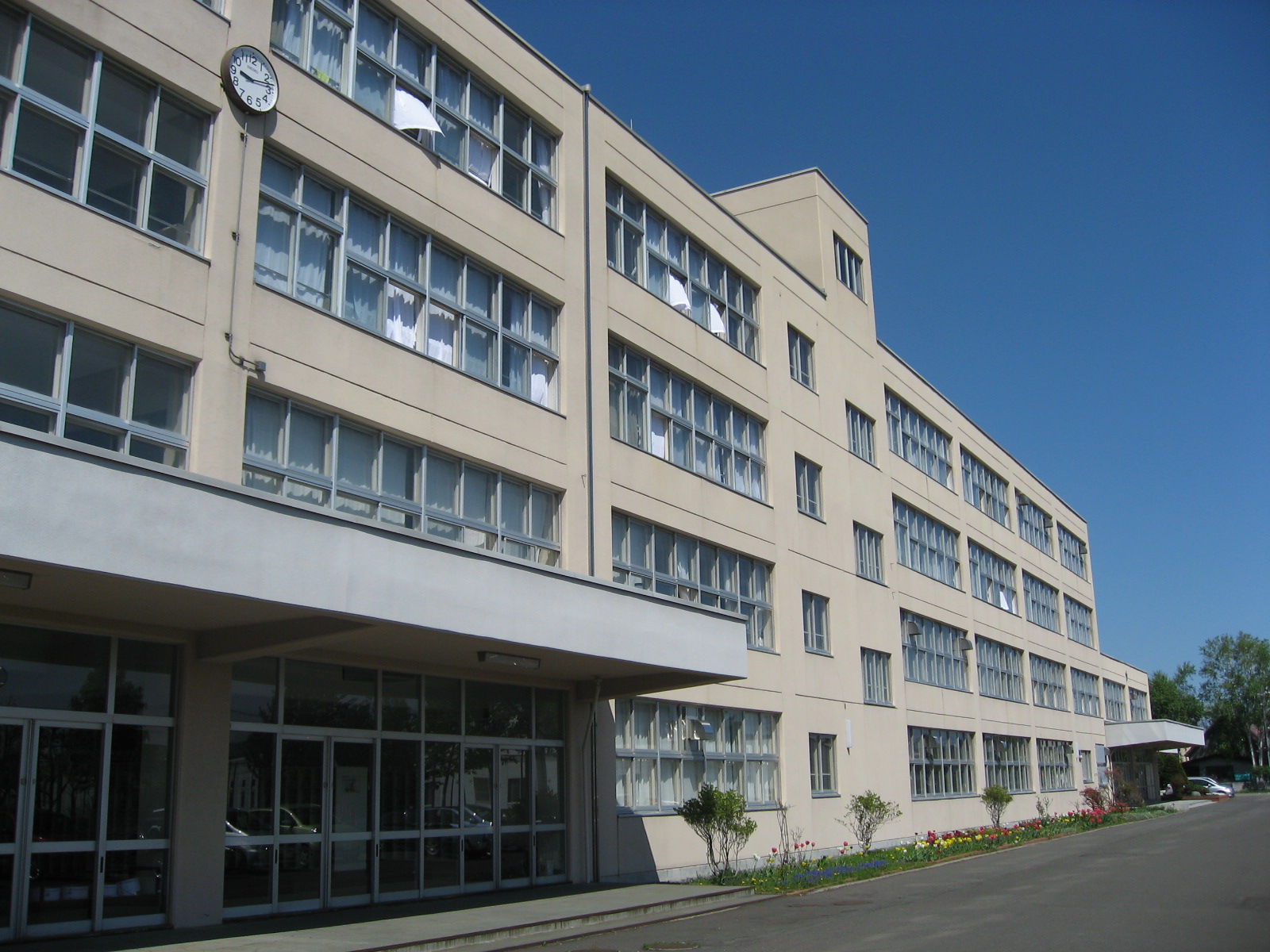 中学校　札幌市立稲陵中学校（中学校）まで1592m