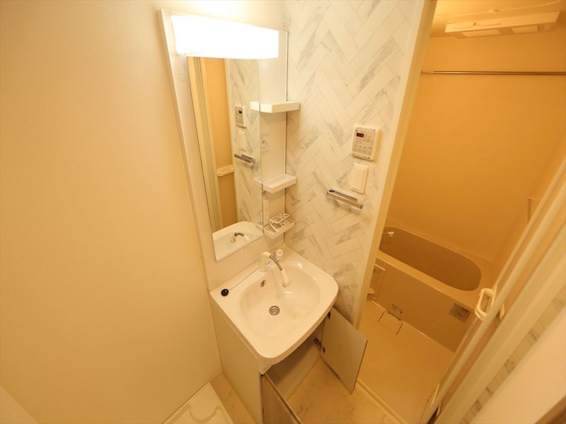 洗面設備　脱衣所　独立洗面台（シャンプードレッサー付）収納スペース有