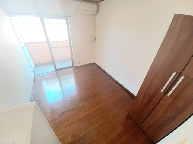 居室・リビング　落ち着いた色調の洋室です