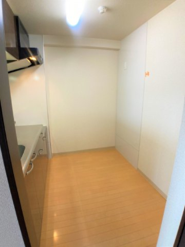 キッチン　別部屋同一間取りのお写真となります。