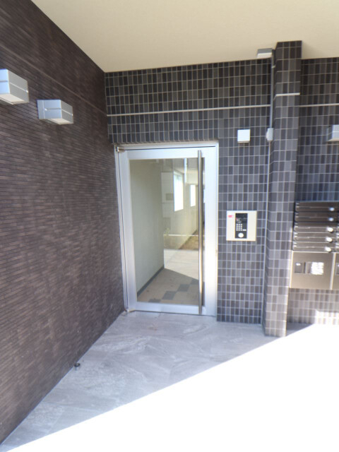 エントランス　オートロック付きで安心です