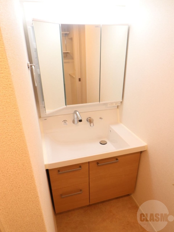 洗面設備　三面鏡のシャンプードレッサー