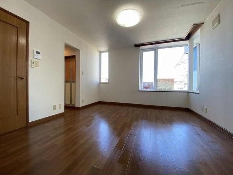 居室・リビング　退去予定につき同タイプ別号室の画像です。