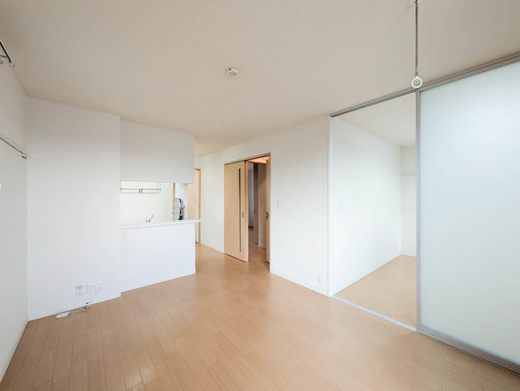 居室・リビング　落ち着いた色調の洋室です