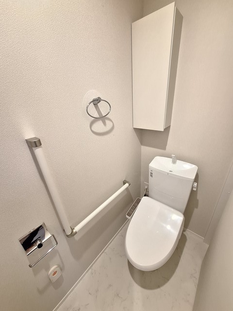 トイレ　トイレは洗浄暖房便座付き／緊急通報スイッチ