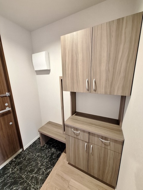 玄関　靴の脱ぎ履きに便利なベンチのある玄関