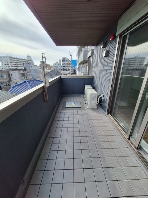 バルコニー　バルコニーに便利な水栓付き