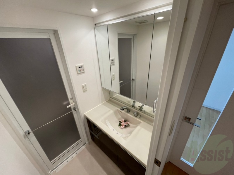 洗面設備　独立洗面台です。大きくてよいですね。シャンプーもできます。