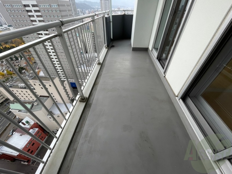 バルコニー　バルコニーは幅があり、広い印象を受けました。