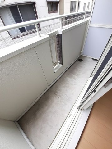 バルコニー　暖かな日差しのふりそそぐバルコニー