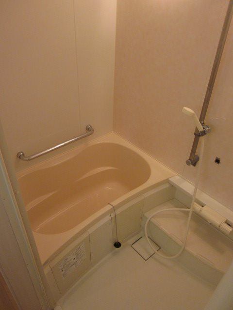 バス・シャワールーム　浴室乾燥・追い焚機能付き♪