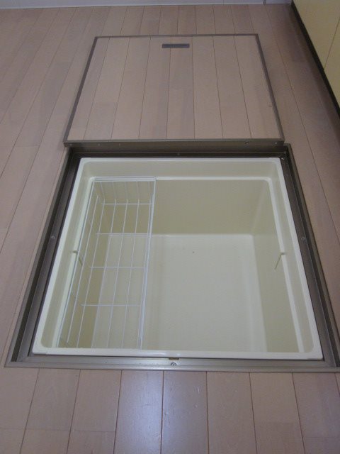 その他設備　キッチン前には小さいですが床下収納あります♪