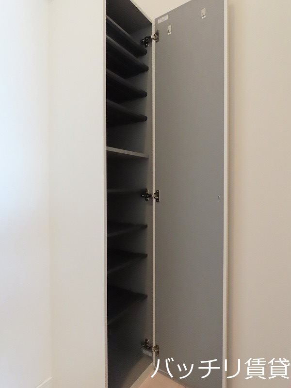 玄関　別号室写真の為、現状を優先致します。