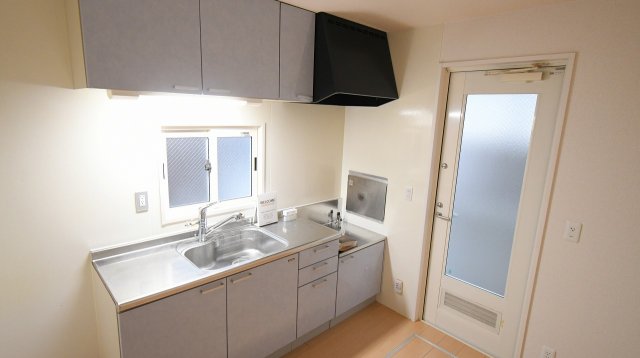 キッチン　※同タイプ反転間取りの内装写真です。