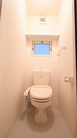 トイレ　※同タイプ反転間取りの内装写真です。