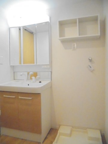 洗面設備　独立洗面台、小物を置くことができて便利です