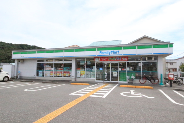 コンビニ　ファミリーマート高知介良店（コンビニ）まで493m
