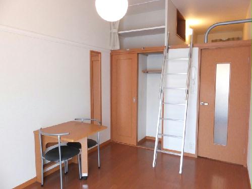 居室・リビング　クローゼットの上部も収納