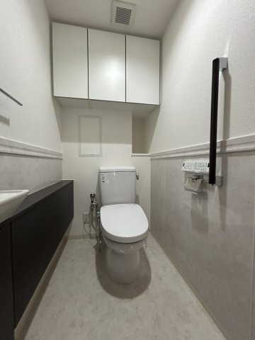 トイレ　落ち着いた色調のトイレです