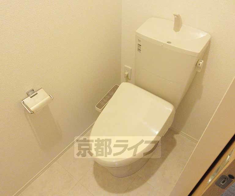 トイレ　嬉しいウォシュレット付き