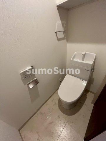 トイレ　落ち着いた色調のトイレです