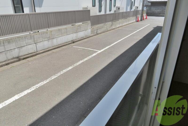 バルコニー　残念ながらバルコニーは御座いません。すぐ目の前が駐車場です