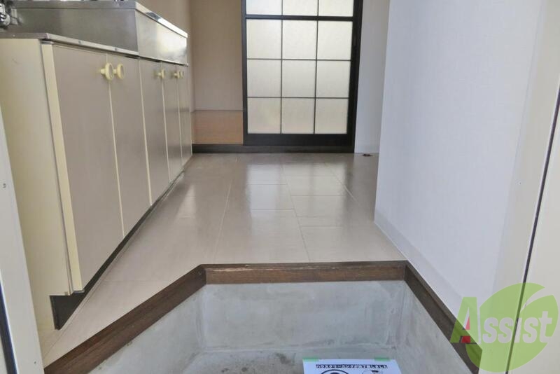 玄関　収納がありませんので、ご自身で用意する必要がありそうですね