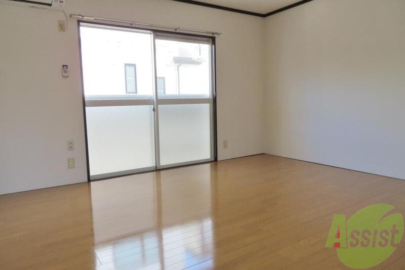 居室・リビング　８帖の広めのフローリングのお部屋となっております。