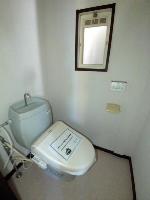 トイレ　温水洗浄便座付きで安心♪